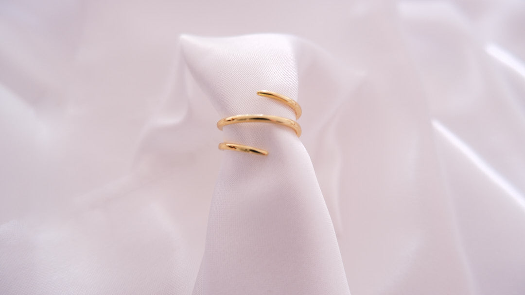 Glamour and durability unite in our gold-plated and silver ring, a chic addition to your ensemble from our diverse jewellery collection. 