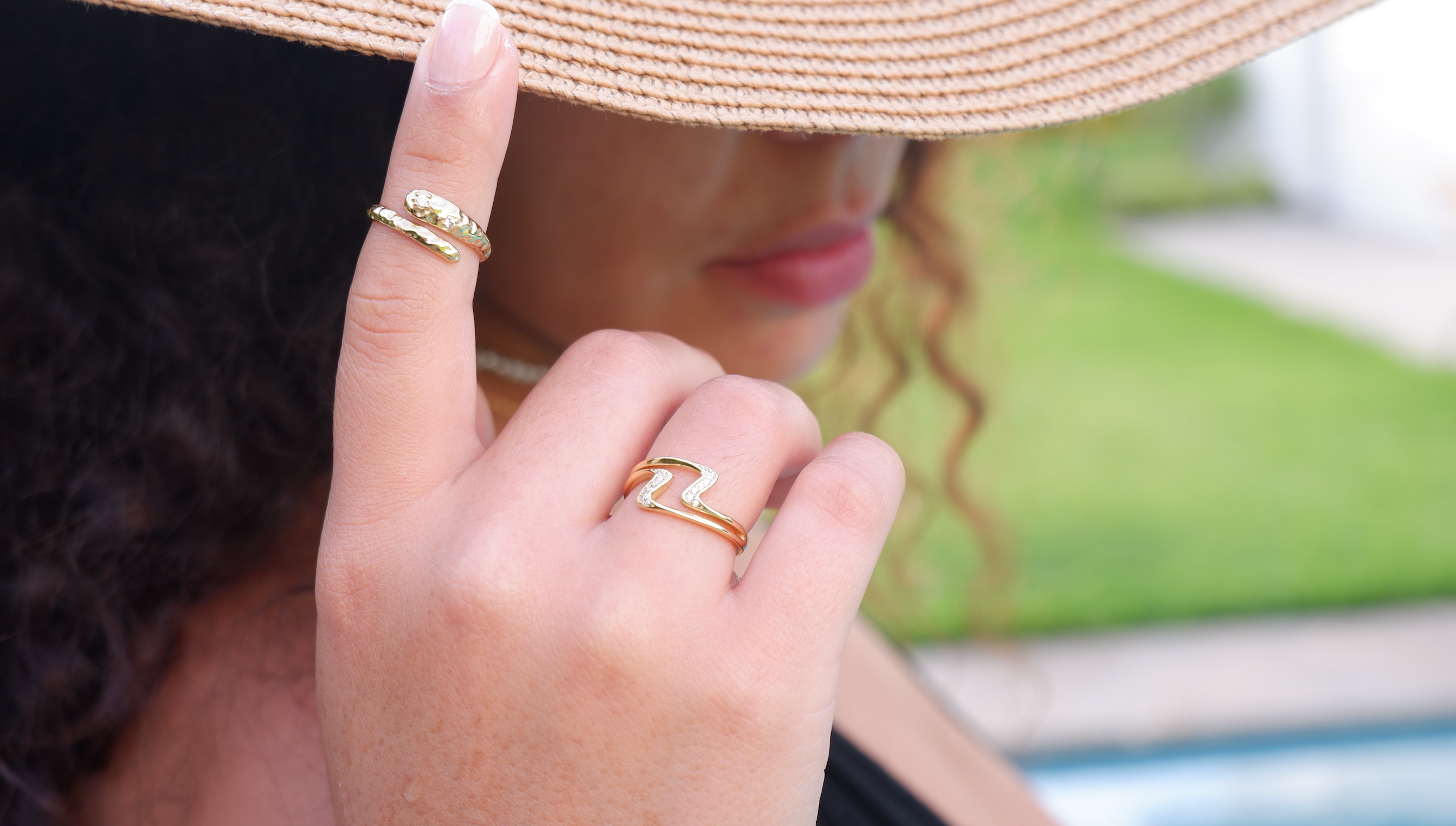Radiate sophistication with our gold-plated and silver ring, a sparkling gem in our exceptional jewellery collection.