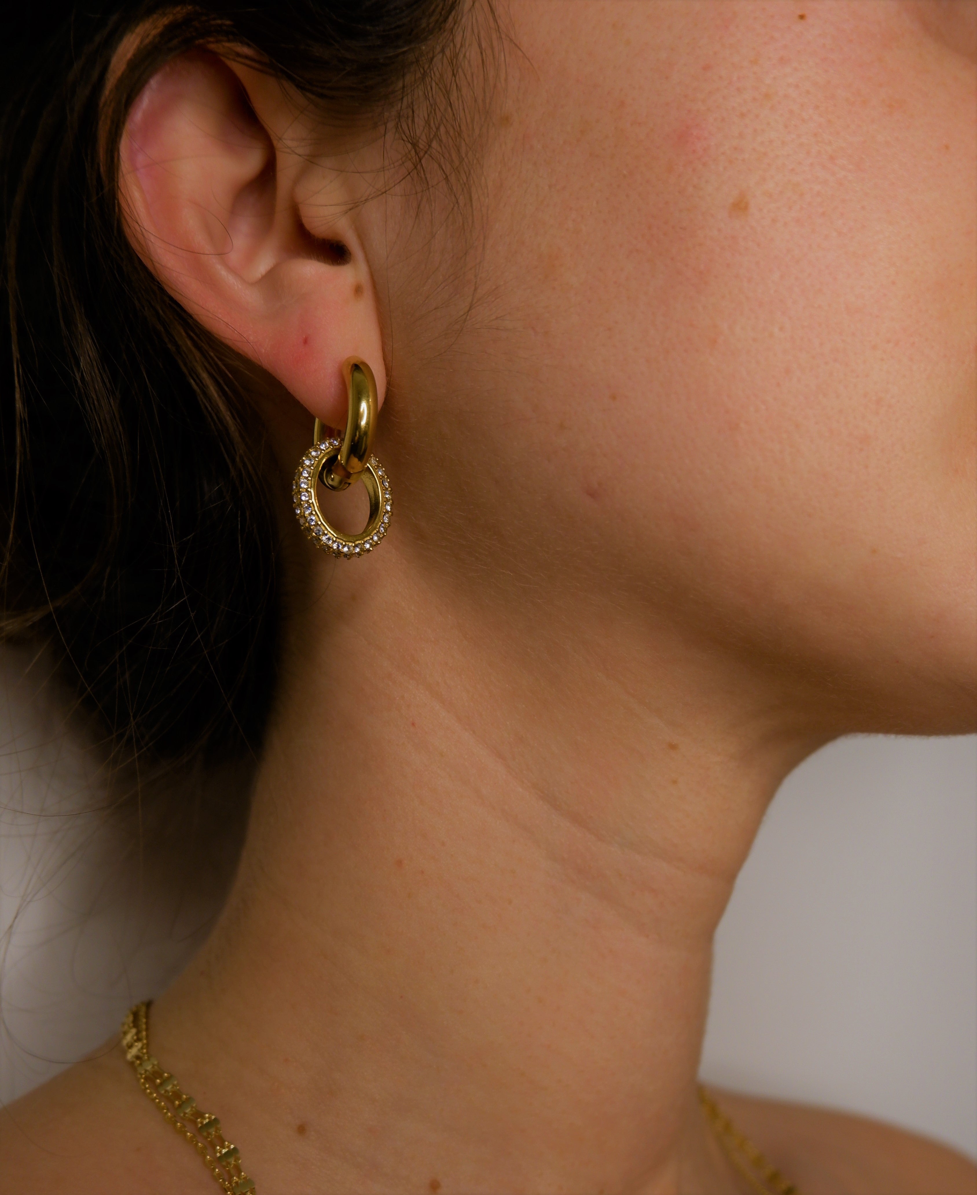 Discover charm and resilience with gold-plated and stainless steel earrings, a perfect addition to your style from our exceptional jewellery collection.